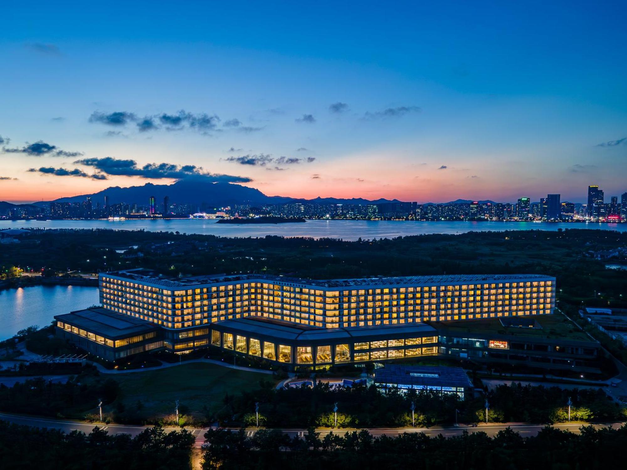 Wyndham Grand Qingdao Hotel Exterior foto